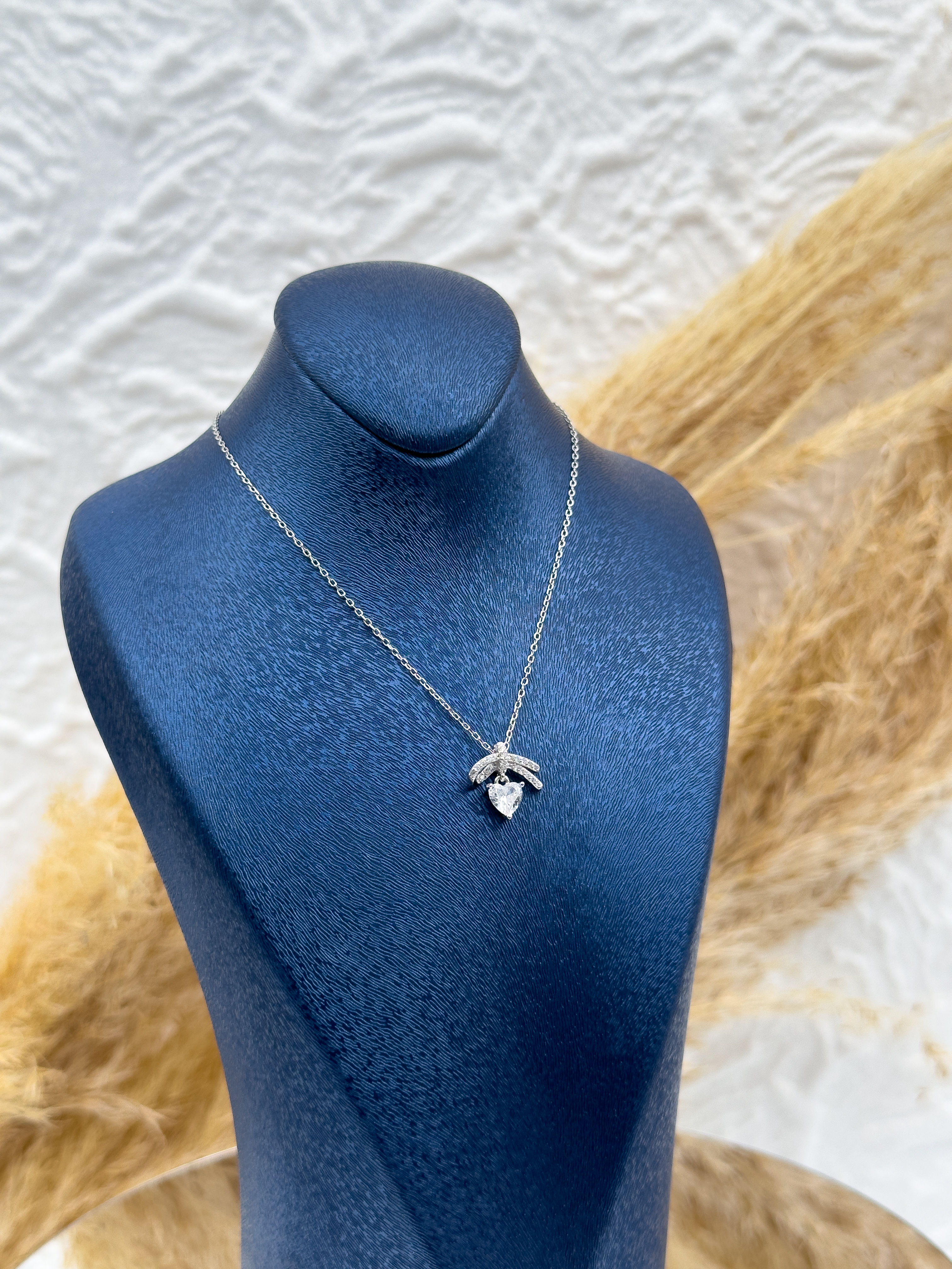 925 Ayar Gümüş Fiyonk Model Kalpli Kadın Kolye – Zarif ve Romantik